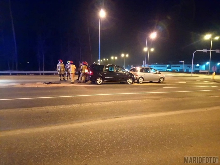 Zderzenie trzech samochodów na obwodnicy Opola. Jeden z nich się zapalił. Sprawca uciekł z miejsca zdarzenia