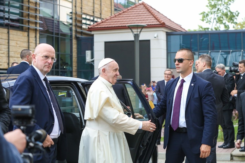 Papież Franciszek odwiedził ciężko chorego kardynała Macharskiego [ZDJĘCIA, WIDEO]