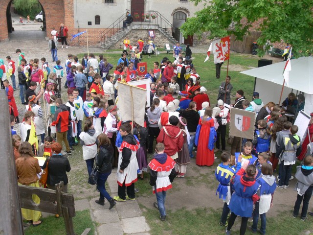 Na dziedzińcu łęczyckiego zamku odbył się VII Turniej Szkolnych Drużyn Rycerskich