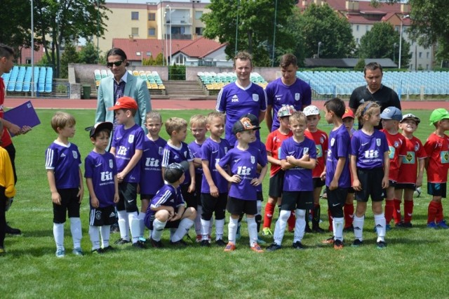 Przez dwa dni na boiskach MOSiR-u w Zielonej Górze rywalizowali - jak to ujęli organizatorzy imprezy - mali wirtuozi futbolu. W turnieju „LIT Polska CUP 2019” o Puchar Prezydenta Zielonej Góry udział wzięły drużyny złożone z piłkarzy roczników 2009-2012. W akcji można było oglądać m.in. zespołu ze szkółek klubów ekstraklasy - Legii Warszawa, Zagłębia Lubin, Śląska Wrocław. W imprezie, w której tak naprawdę nie wyniki były najważniejsze, nie mogło zabraknąć lubuskich piłkarzy. Zagrał m.in. Stilon Gorzów i ekipy Akademii Piłkarskiej Macieja Murawskiego Falubaz Zielona Góra, organizatora turnieju. Zobaczcie na zdjęciach rywalizację małych piłkarzy.