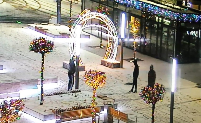 Wandale zniszczyli świąteczną iluminację katowickiego rynku [FOTO, NAGRANIE WIDEO]