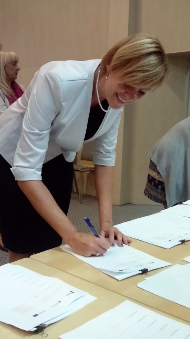 Anna Toby podpisała dokumenty w Toruniu.