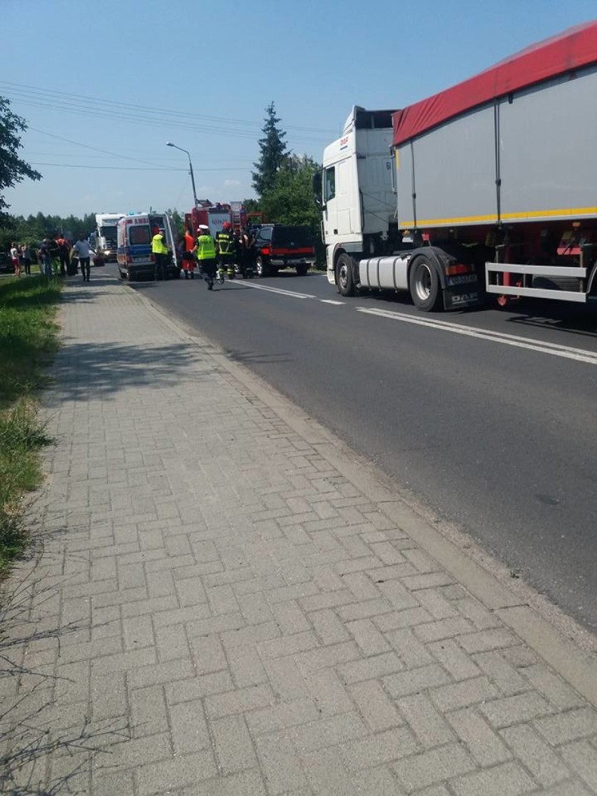 Czołowe zderzenie w Turzy Śląskiej. Dwie osoby trafiły do szpitala [ZDJĘCIA]