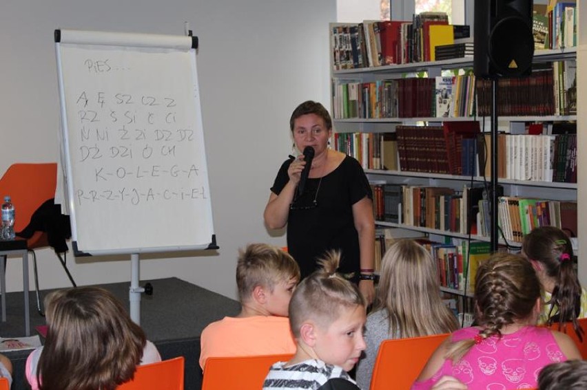 Spotkanie z Zofią Stanecką w bibliotece w Zduńskiej Woli [FOTO]