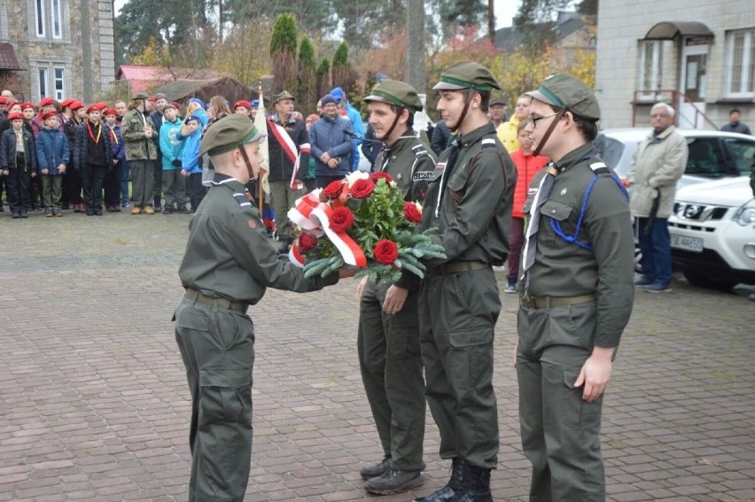 Harcerze składają kwiaty pod pomnikiem Bojowników o...