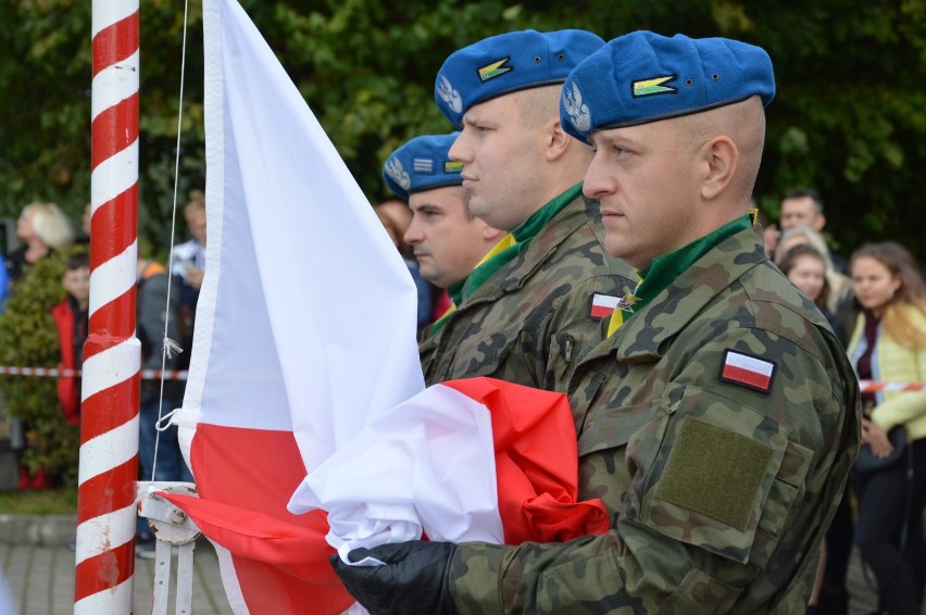 Biały Bór. Uczniowie z pięciu pierwszych klas mundurowych ślubowali w uroczystej oprawie na sztandar szkoły (FOTO+VIDEO)