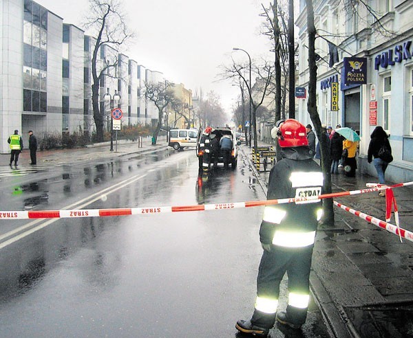 Informacje o podłożonych bombach spowodowały, że zamknięto część ulic w mieście