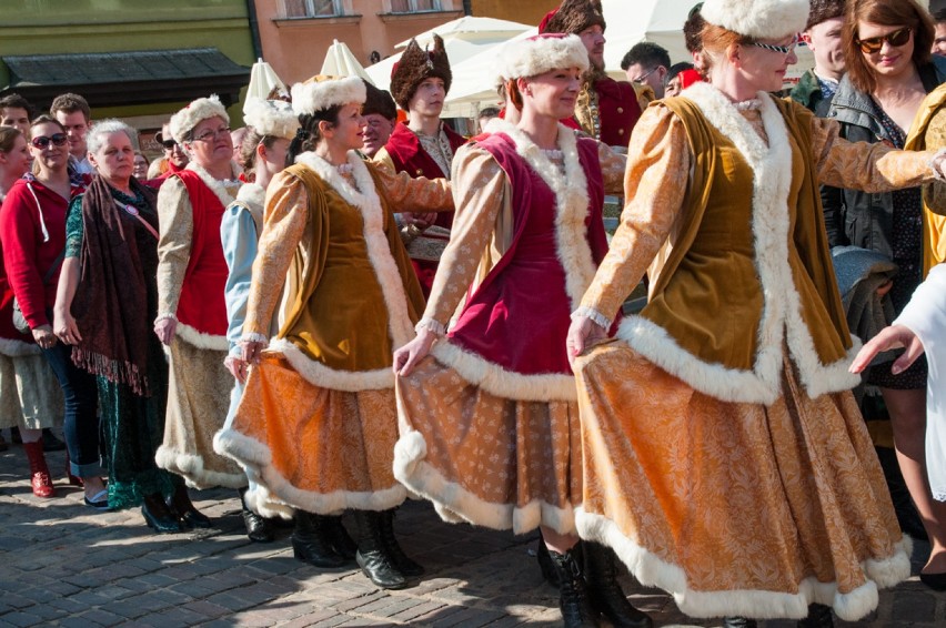 Zatańczyli poloneza na Placu Zamkowym [ZDJĘCIA]