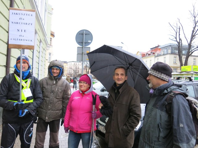 Niewielka pikieta biegaczy narciarskich przez jeleniogórskim sądem cywilnym poprzedziła posiedzenie w sprawie ustanowienia służebności drogi dojazdowej do kopalni Stanisław położonej w sercu Gór Izerskich. To niezwykle ważna sprawa dla przyszłości tras narciarskich w Jakuszycach. Internetowy protest poparło 1300 osób.