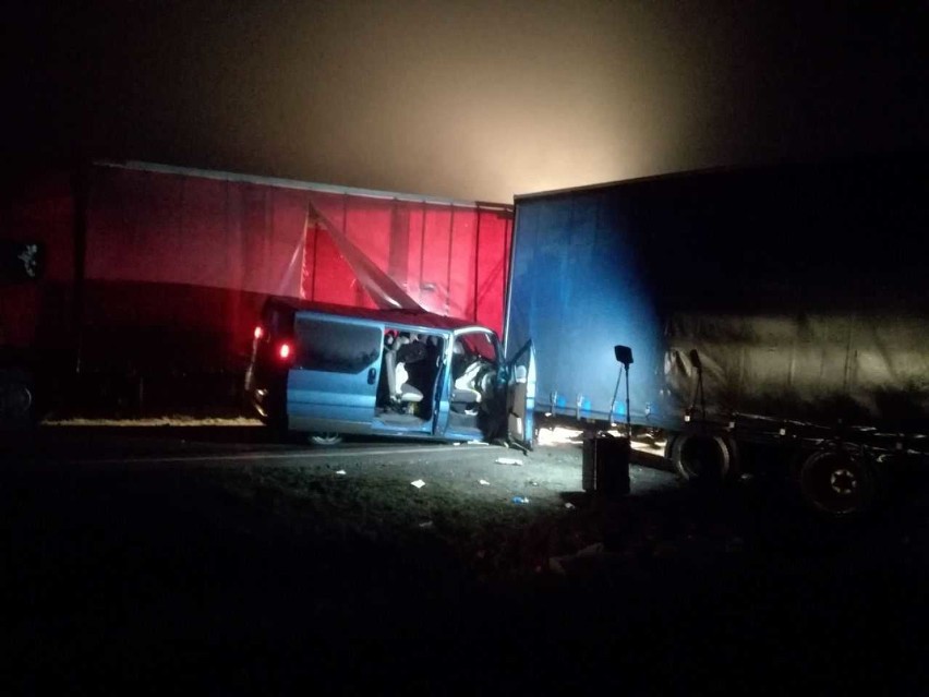 Powiat nowodworski. Wypadek z udziałem samochodu ciężarowego i busa. Poszkodowane są cztery osoby [6.12.2018]