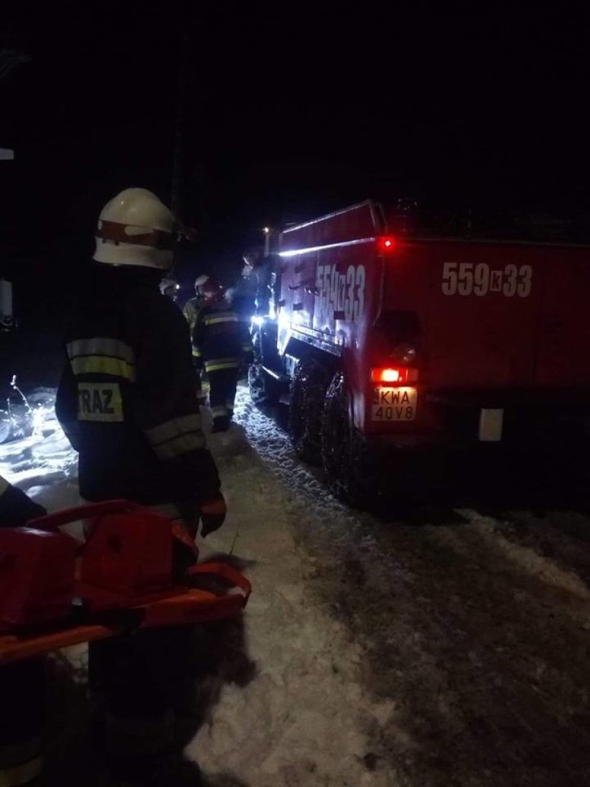 Targanice Górne. Nocna akcja strażaków. Samochód wpadł do rowu [ZDJĘCIA]