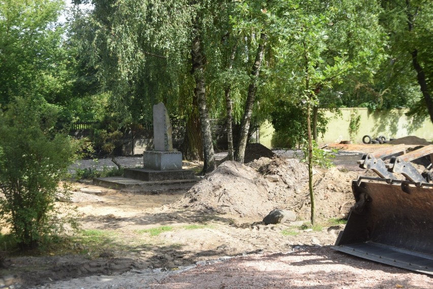 Prace przy rozbudowie Publicznej Szkoły Podstawowej numer 1 w Grójcu idą zgodnie z planem. Trwają roboty. Zobacz zdjęcia