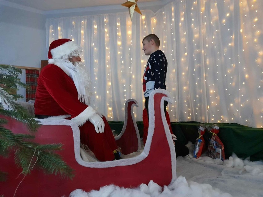 Mikołajki w sołectwie Nowieczek. Święty Mikołaj obdarował prezentami 53 najmłodszych mieszkańców miejscowości [zdjęcia]