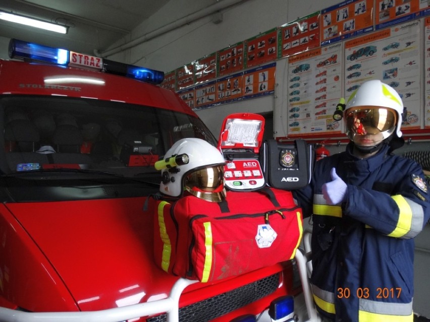 Ochotnicza Straż Pożarna w Tuchomiu otrzymała nowy defibrylator. Strażacy już się cieszą [ZDJĘCIA] 