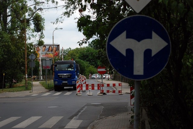 Utrudnienia w ruchu na Czajkowskiego potrwają co najmniej do końca sierpnia. Wcześniej ani miasto, które wydało zgodę, ani Kaufland, który prowadzi prace, nie informowali o planowanych robotach, więc dziś rano wyjeżdżający z Karłowic utknęli w ogromnych korkach przed przejazdem kolejowym.