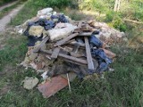 W Bogdańcu poszukują śmieciarza, który wyrzucił materiały budowlane. Sterta gruzu i śmieci kłuje w oczy