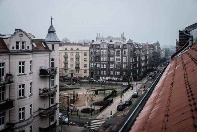 Chociaż jesień rozpieszcza nas przepiękną pogodą, mieszkańcy muszą uważać na cichego truciciela. Smog, bo o nim mowa, znów atakuje. I to ze zdwojoną siłą. Wydział Bezpieczeństwa i Zarządzania Kryzysowego Urzędu Wojewódzkiego w Poznaniu przestrzega przed spacerami na "świeżym" powietrzu.