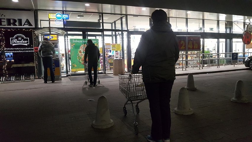 Wałbrzych: Długie kolejki przed sklepami nawet w nocy (ZDJĘCIA)