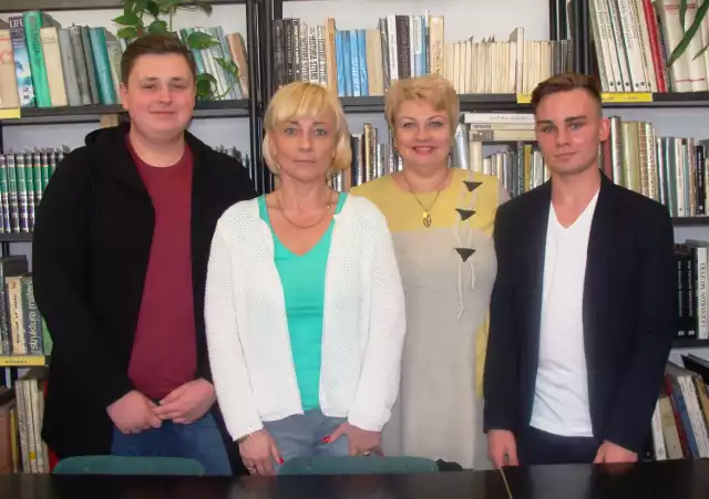 Na zdjęciu od lewej: Mikołaj Kaszak, mgr Agnieszka Zielińska, mgr Elżbieta Piniewska, Wojciech Grochola