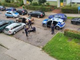 Międzychód. Akcja policjantów na ulicy Wjazdowej w Międzychodzie. Policja ujęła dwóch mężczyzn, którzy okradli market