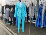 Duży wybór odzieży na targu przy ul. Dworaka w Rzeszowie. Mnóstwo kurtek, płaszczy i bluz [ZDJĘCIA]