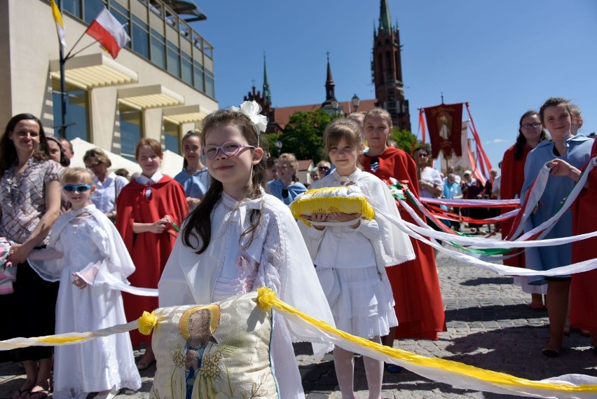 Procesja miejska przeszłą przez Rynek Kościuszki i ul....