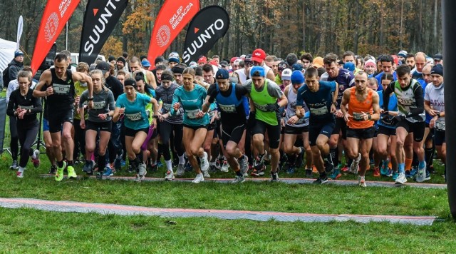 W sobotę, 16.11.2019, w Bydgoszczy odbył się drugi bieg sezonu 2019/2020 z cyklu City Trail. Dzieci startowały w kilku kategoriach i na różnych dystansach, a dorośli rywalizowali w głównym biegu na dystansie 5 kilometrów. Biegano również grupowo. Oprócz wrażeń sportoeych organizatorzy zadbali o atrakcje dla dzieci i ich rodziców, a w szczególności... ojców. W Fabryce Wspólnych Pasji przed i po biegach można było poddać się pomysłowym i zabawnym metamorfozom pod okiem stylisty, wybrać i spersonalizować koszulki ze śmiesznymi napisami, a na koniec zapozować do wspólnego zdjęcia w fotobudce oraz zakręcić specjalnym kołem pomysłów i wygrać oryginalne upominki. Głównym celem organizacji strefy było pobudzanie ojców do kreatywności i zachęcenie do szukania wspólnych pasji.