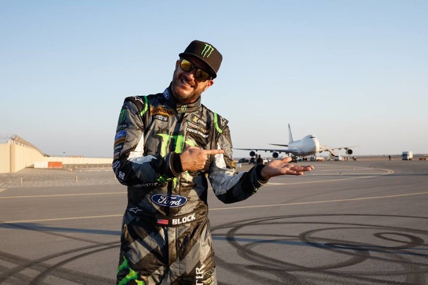 Ale jazda! Ken Block pędzi po ulicach Dubaju, driftuje,...