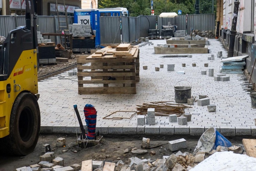 Kraków. Niestety, na Krupniczej trzeba zerwać już ułożoną nową kostkę