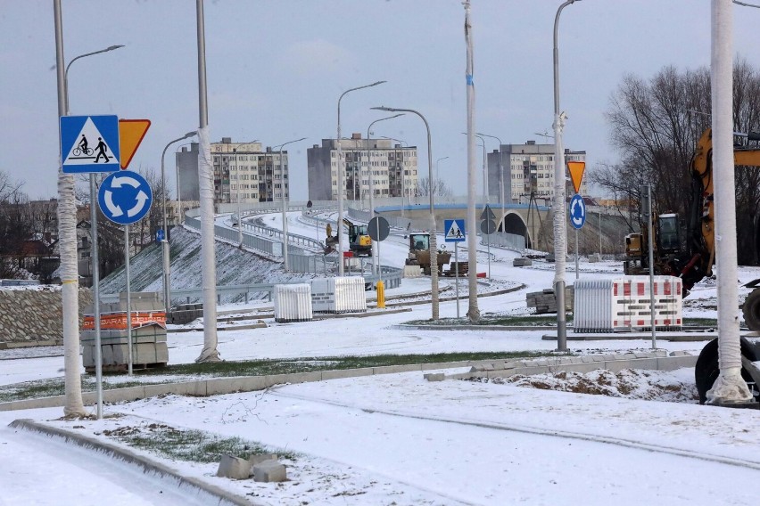 Pojawiły się znaki drogowe na budowanej drodze w Legnicy, czy puszczony zostanie ruch? zdjęcia