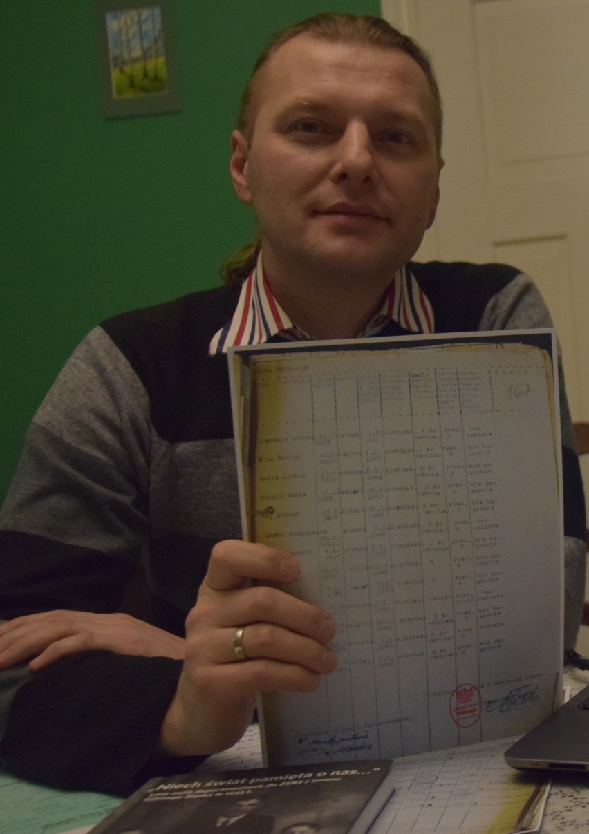 Dr Wojciech Schäffer z IPN-owską  listą deportowanych.
