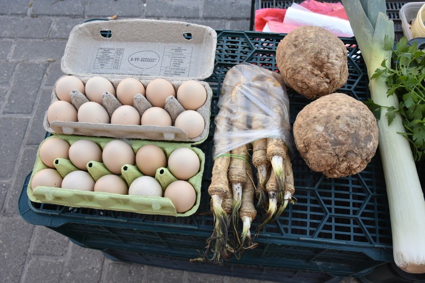 Wiosna na chełmskim bazarze. Sprawdziliśmy ceny nowalijek, warzyw i owoców. Zobacz zdjęcia