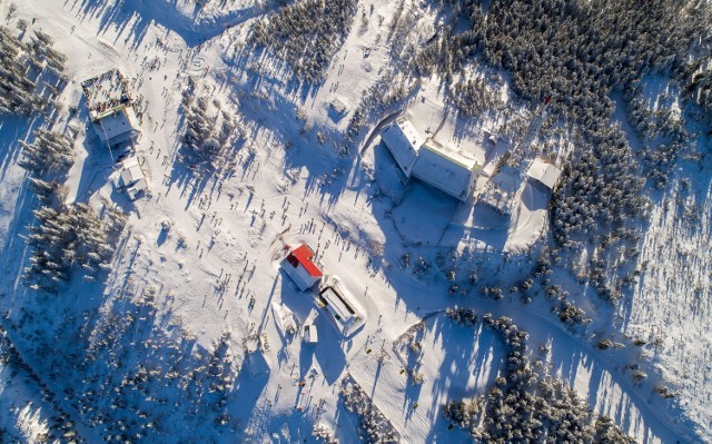 W COS Szczyrk już myślą o nadchodzącej zimie. Biletomaty, w których narciarze kupią skipass, mają ułatwić obsługę narciarzy.