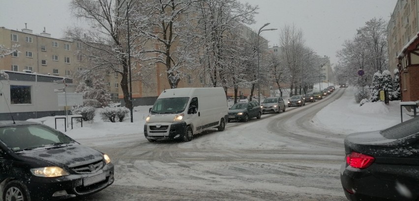 Atak zimy w Pruszczu i powiecie gdańskim - zasypane drogi. Powiat zwiększa środki, gminy częstotliwość odśnieżania |ZDJĘCIA