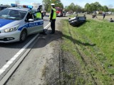 Wypadek w Leźnie - motocyklista przewrócił się na plamie oleju a osobówka dachowała ZDJĘCIA