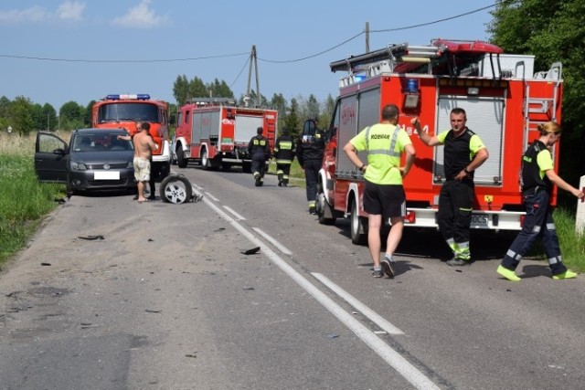 Gmina Stegna. Do groźnie wyglądającego wypadku doszło przed miejscowością Tujsk, gdzie doszło do zderzenia trzech pojazdów osobowych i samochodu ciężarowego. Jedna osoba trafiła do szpitala.