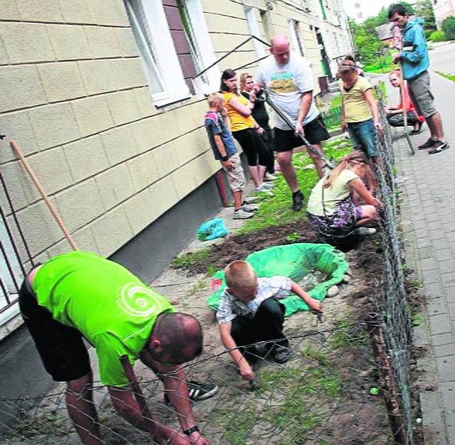 Sąsiedzi z Chwarzna - Wiczlina przy pielęgnacji osiedlowego trawnika.