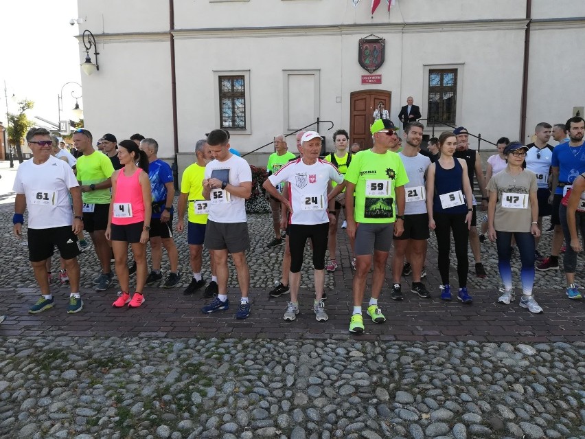 Zawodnicy wystartowali z bieckiego Rynku ( drugi od lewej...