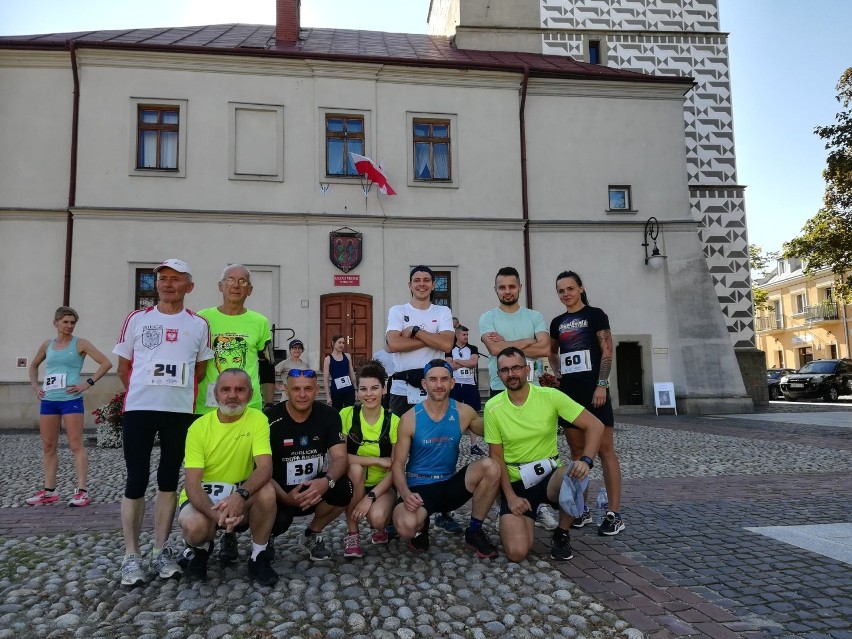 Zawodnicy wystartowali z bieckiego Rynku ( drugi od lewej...