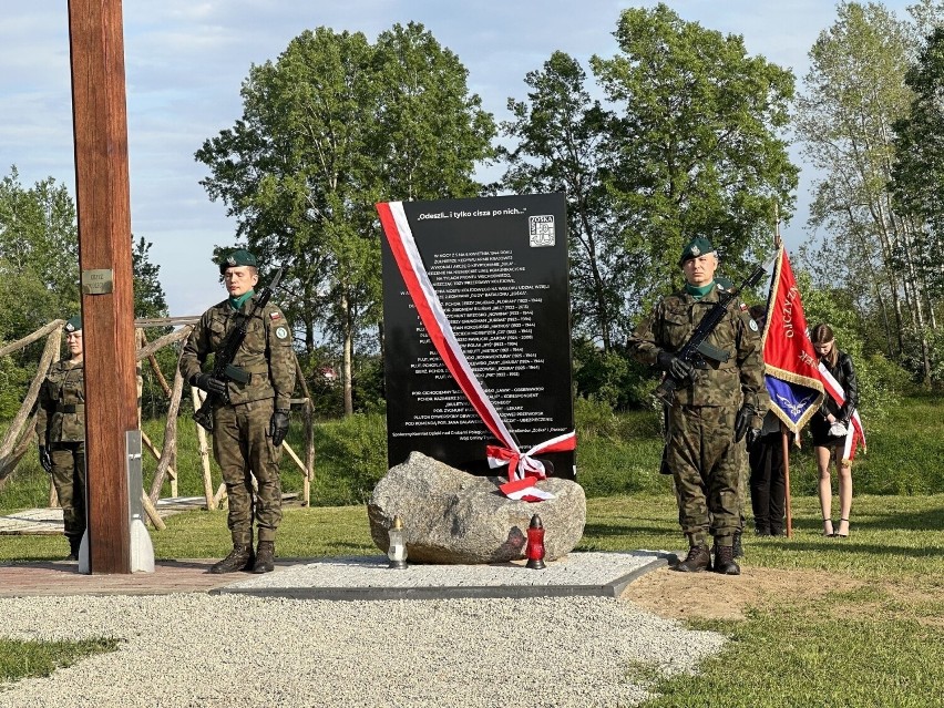 Odsłonięcie pamiątkowej tablicy, upamiętniającej bohaterów "Akcji Jula 1944" w Tryńczy [ZDJĘCIA, WIDEO]