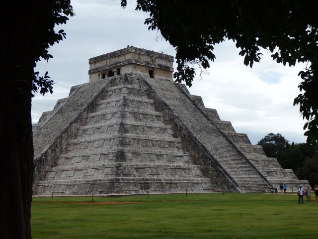 Chichen Itza na p&oacute;łwyspie Jukatan, najczęściej odwiedzane miejsce kultury Maj&oacute;w.
Najwspanialsza piramida i świątynia, na jej szczycie poświęcone są Pierzastemu Wężowi  (w języku 
Maj&oacute;w Kukulcan).
Fot. C. Markiewicz