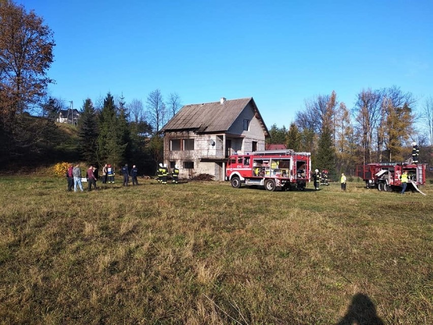 Pożar w Pogorzanach gasiło siedem straży z powiatu limanowskiego