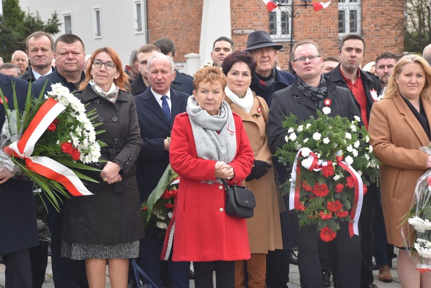 Święto Niepodległości w Gnieźnie. Przed pomnikiem Chrobrego złożono wieńce [FOTO]