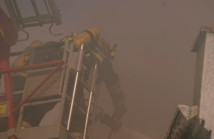 Groźny pożar na Kołłątaja. Straty sięgają 20 tys. zł - foto i wideo