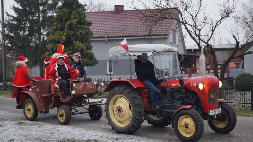 Święty Mikołaj w traktorze! Tak rozwoził dzieciom prezenty... 