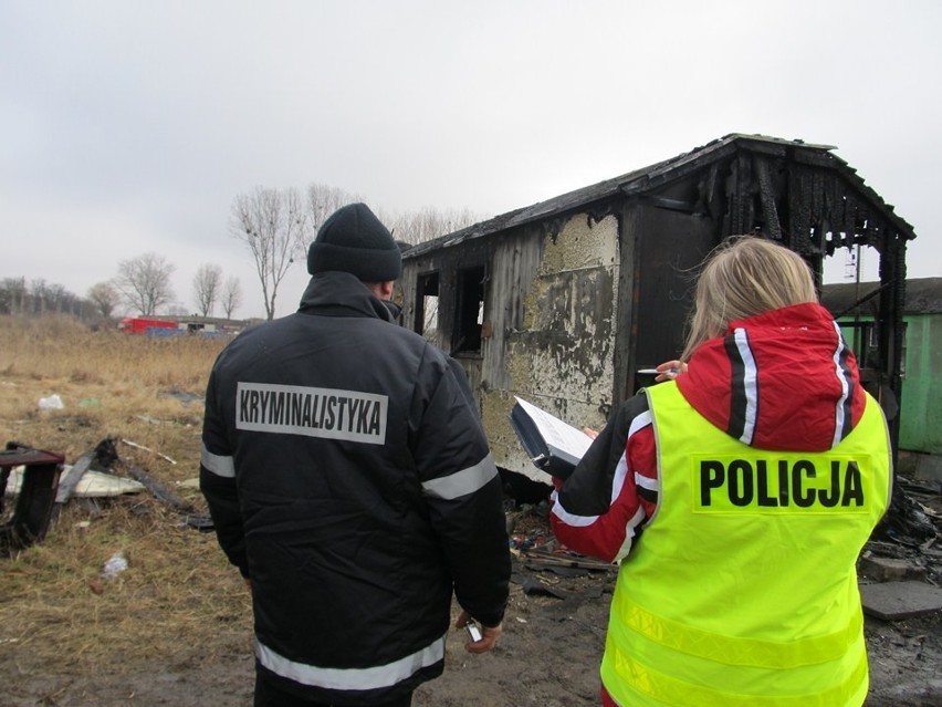 Pożar w Nakle na ul. Młyńskiej. W spalonym baraku znaleziono zwęglone zwłoki [ZDJĘCIA]