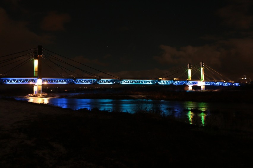 Stary Sącz. 120 reflektorów rozświetliło most św. Kingi