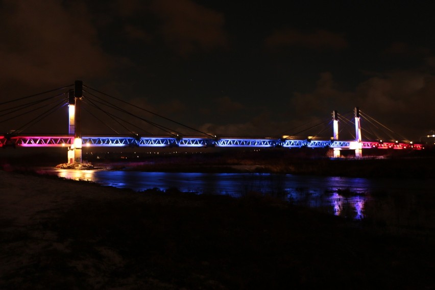 Stary Sącz. 120 reflektorów rozświetliło most św. Kingi