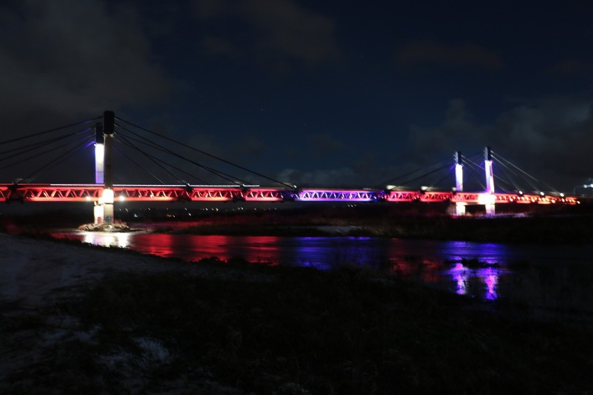 Oświetlony most św. Kingi w Starym Sączu