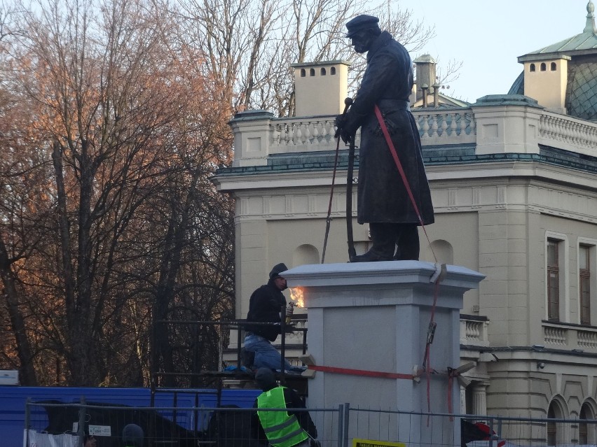 Pomnik Józefa Piłsudskiego stanął przed kaliskim sądem. Kiedy oficjalne odsłonięcie?